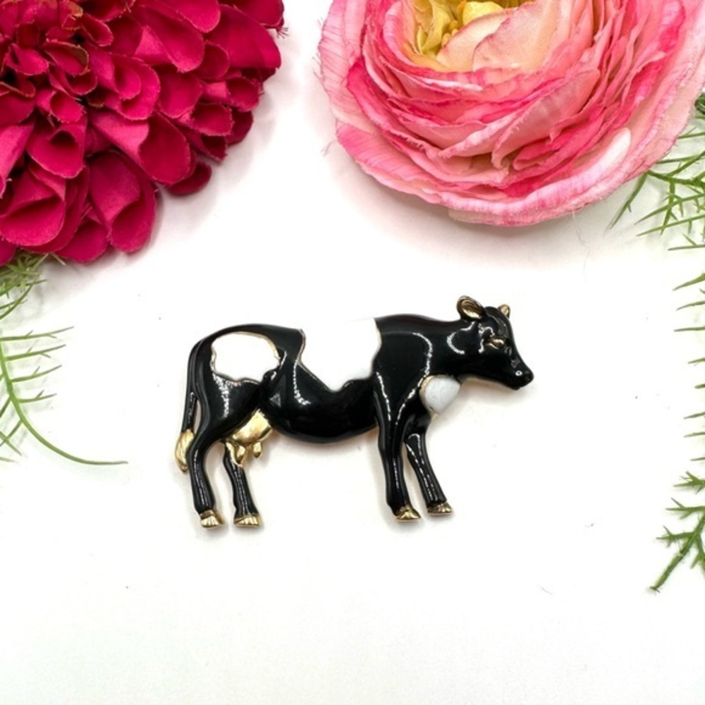 VINTAGE⚜️RARE AJC Black & White Enameled Cow Brooch